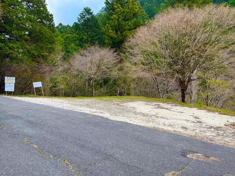 川上林道登山口前の駐車場