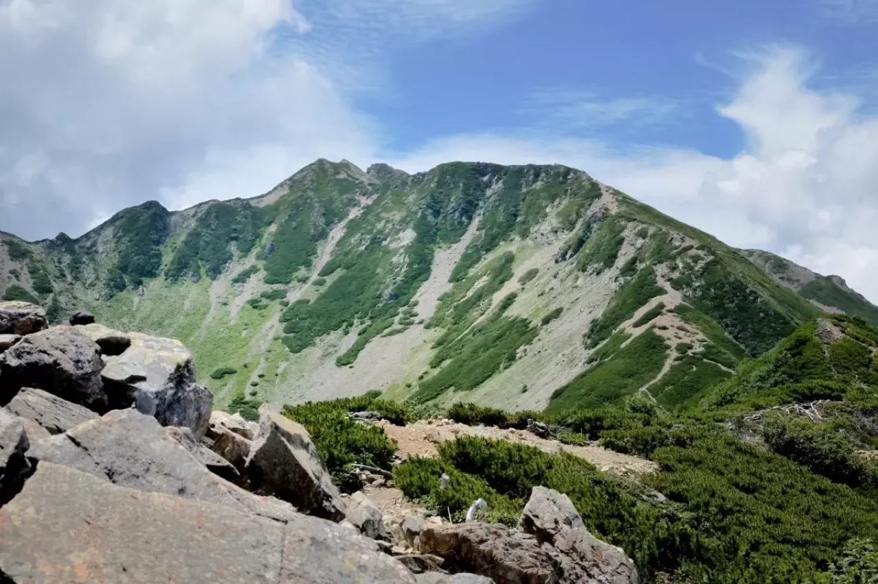 仙丈ケ岳山頂とカール