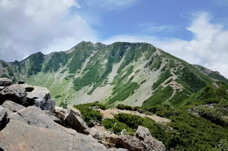 仙丈ケ岳山頂とカール