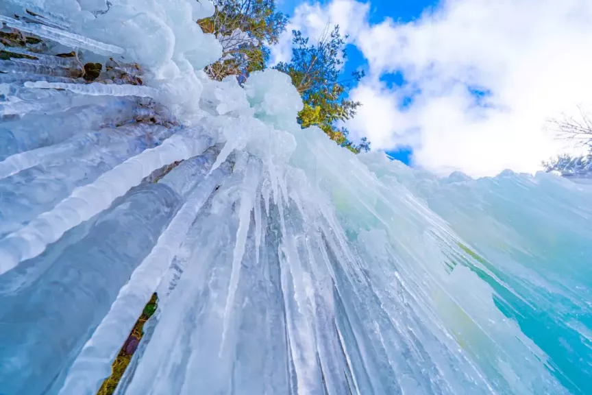 氷瀑を楽しめる滝7選【全国編】お祭り・ライトアップの情報も紹介!