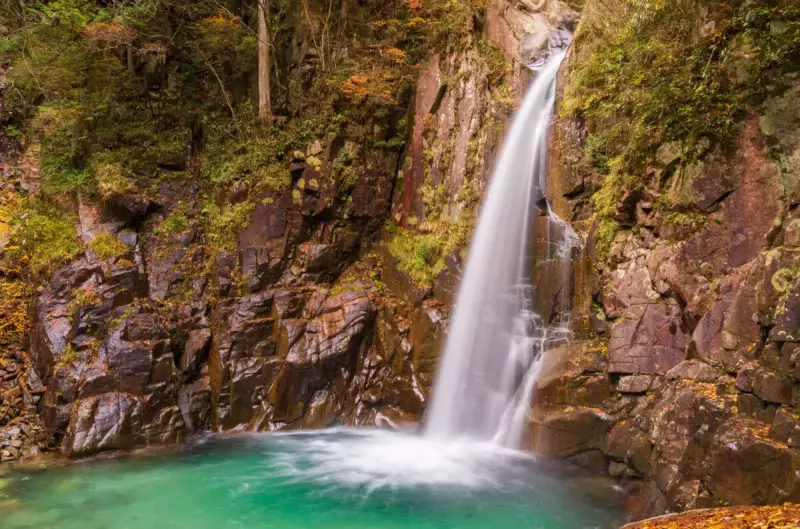 エメラルドグリーンの「一ツ滝」は難所を越えて到着
