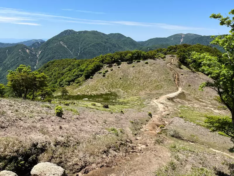 釈迦ヶ岳の稜線(尾根)