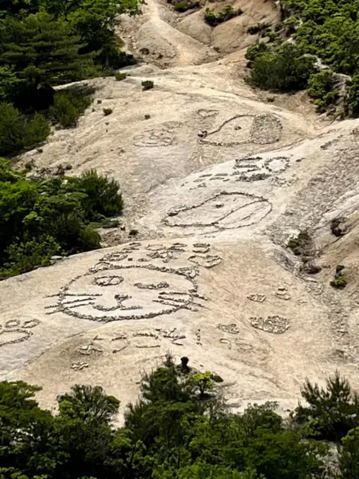 釈迦ヶ岳の地上絵
