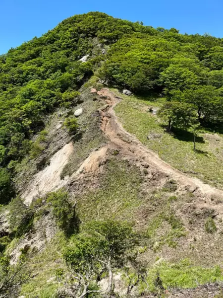 猫岳から釈迦ヶ岳へ行く登山道