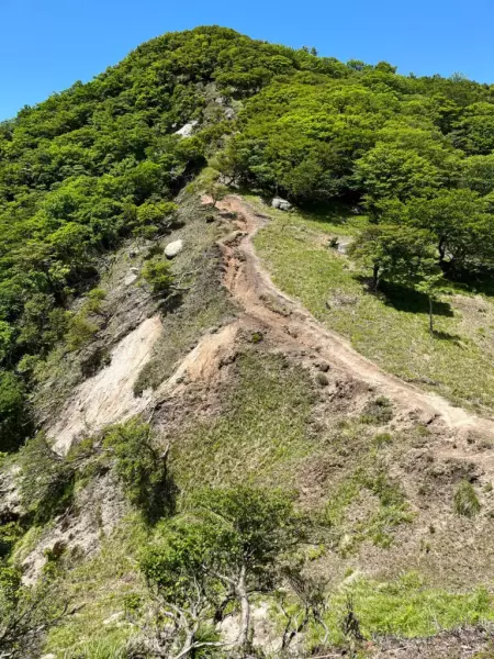猫岳から釈迦ヶ岳へ行く登山道